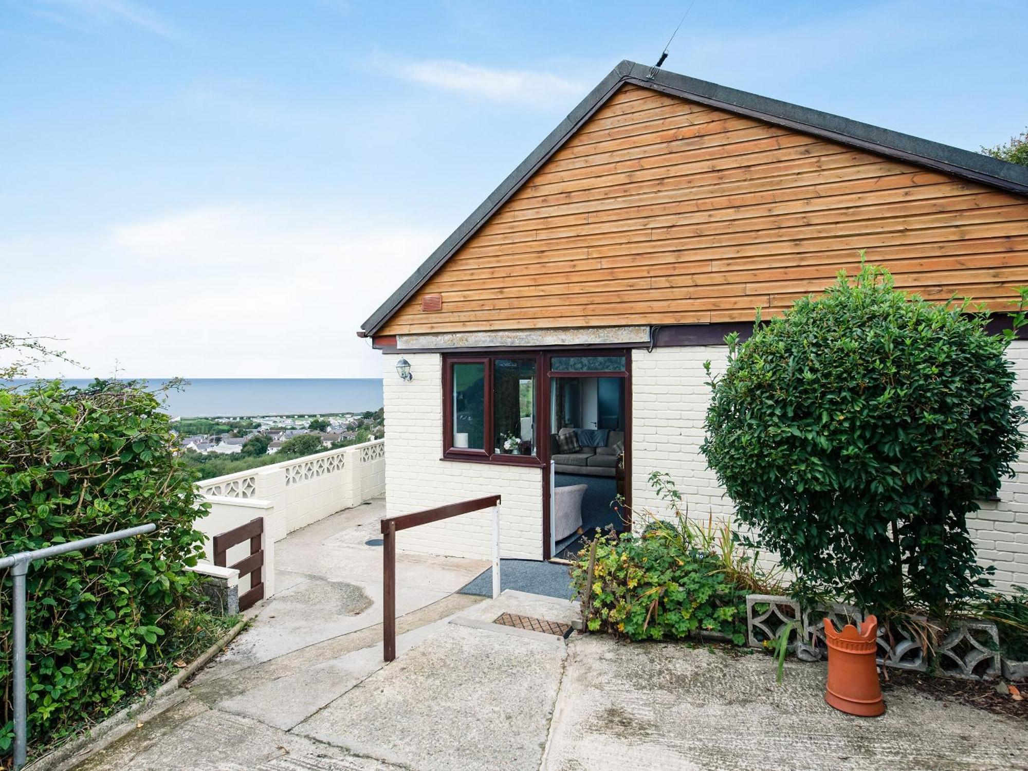 Holiday home Frondeg *